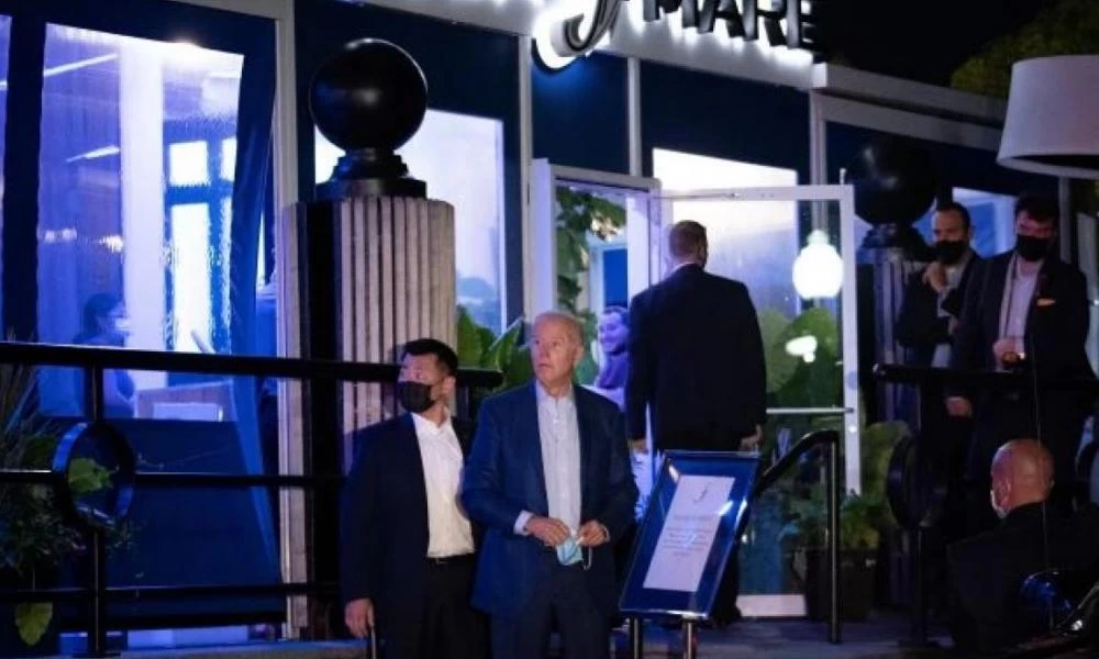 Η μασκούλα μόνο για τους ''θνητούς'': O Μπάιντεν σε εστιατόριο χωρίς μάσκα